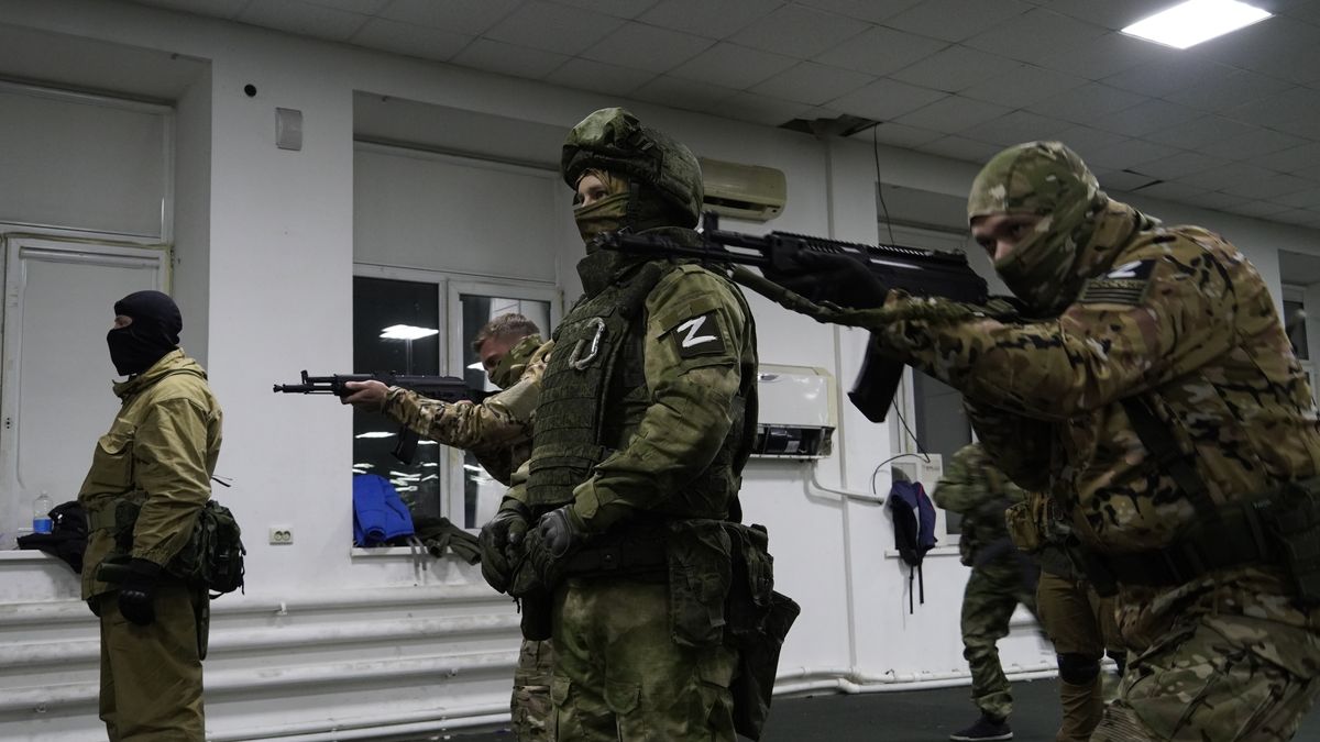 Fotky: Ruské speciální jednotky chystají civilisty na boj